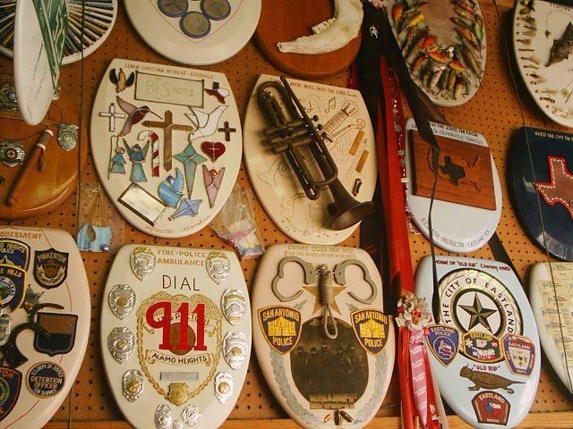 Предметы для аппликаций Барни находит на местной барахолке