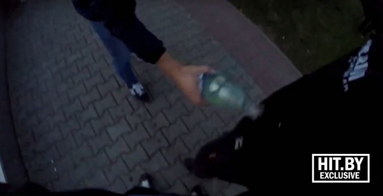 Помощник облил бедолаг какой-то горючей жидкостью