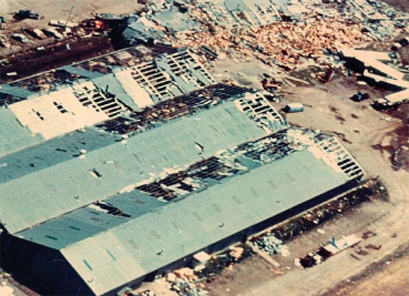 В 1975-м сокрушительный торнадо разрушил новый магазин Миссис Би.
