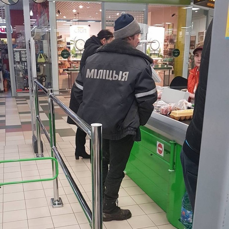 Мужик пришел в магазин в милицейской форме. Но одет был явно не по уставу.