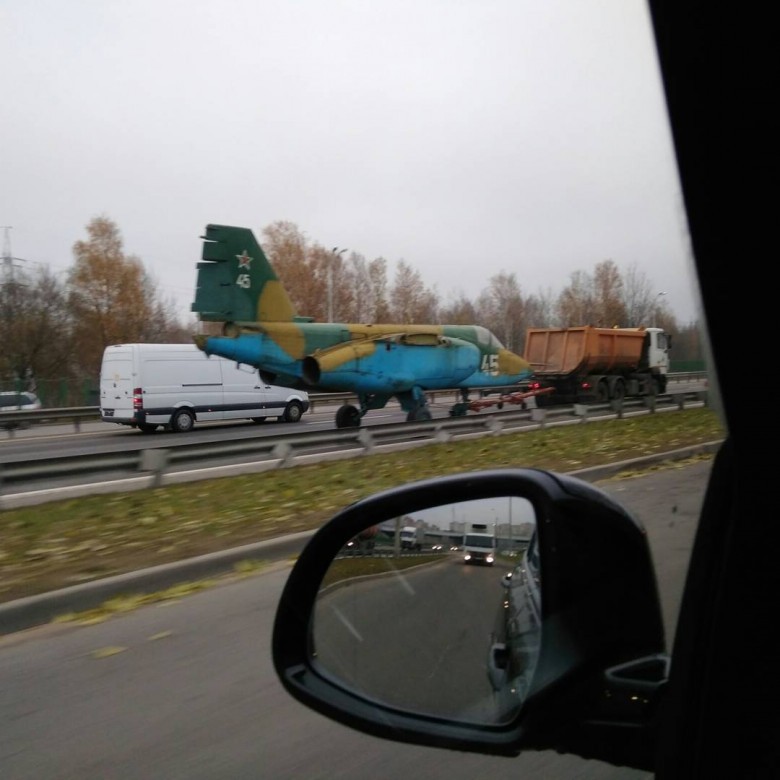 Ничего необычного. Просто самолет на МКАДе