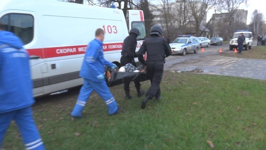 Преступника везут в больницу с конвоем бойцов ОМОН