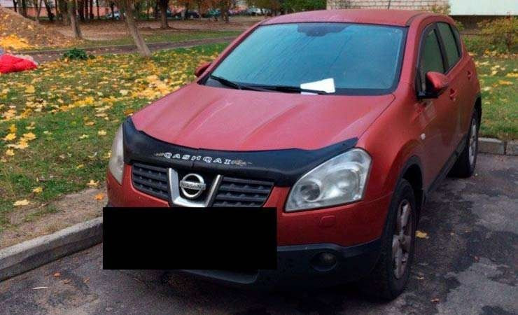 По фотографии видно, что владелец "Ниссан" оставил авто в положенном месте. Машина никому не мешает.