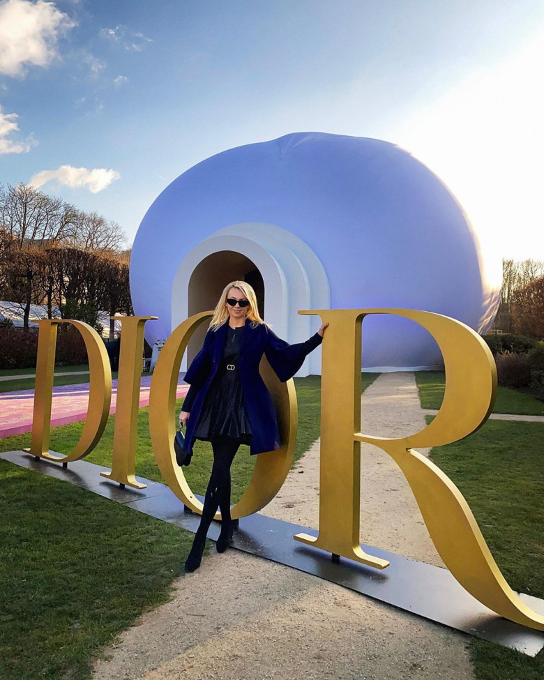 Яна Рудковская около инсталляции DIOR