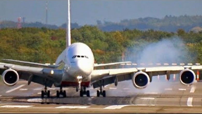 Жесткая посадка крупнейшего в мире лайнера с 500-ми пассажирами на борту попала на ВИДЕО