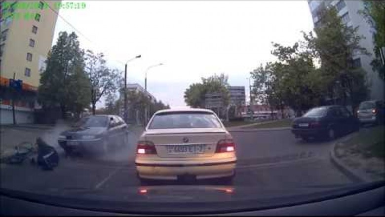 Появилось ВИДЕО, как велосипедист в Минске летом 2017 въехал под колеса авто