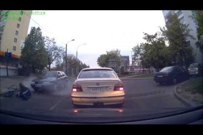 Появилось ВИДЕО, как велосипедист в Минске летом 2017 въехал под колеса авто