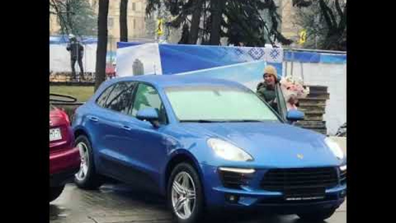 Дмитрий Кохно подарил любимой синий Porsche