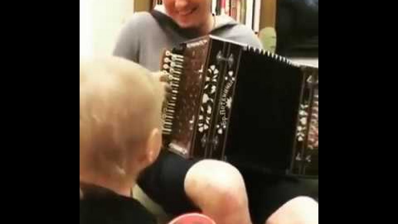 Ничего необычного. Просто Сергей Безруков играет на гармошке