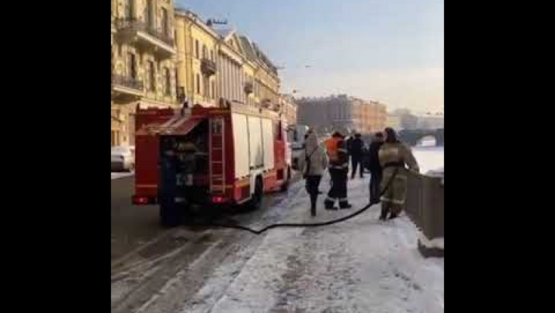 Десятки пожарных ликвидируют меганадпись НАВАЛЬНЫЙ на льду Фонтанки в Питере