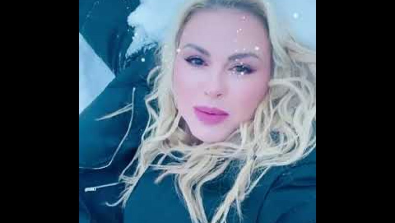 Анна Семенович утопила свои груди в снегу