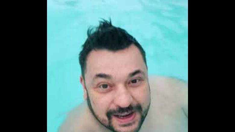 Растолстевший Сергей Жуков в бассейне