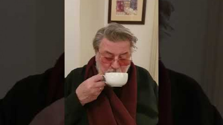 Александр Ширвиндт приветствует поклонников своего сына (2021)