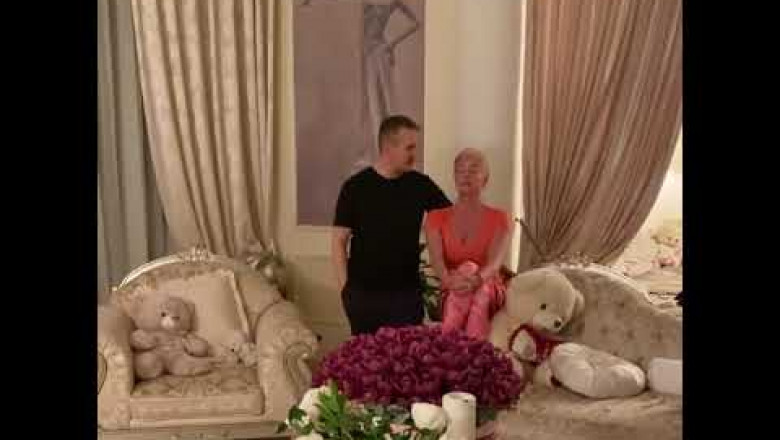 Как зовут стилиста Волочковой?