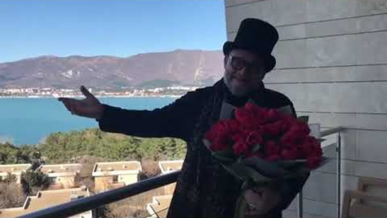 Александр Васильев в Геленджике во дворце поздравляет с 8 марта