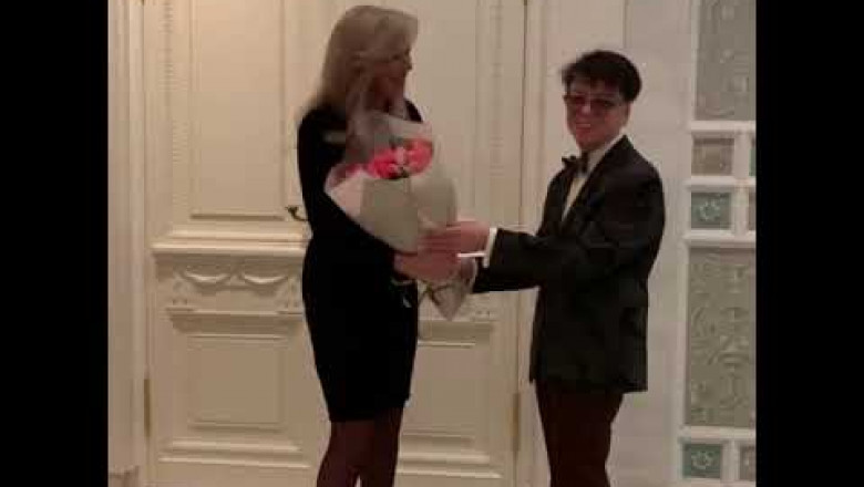 Юдашкин дарит букет жене-моделе на 8 марта