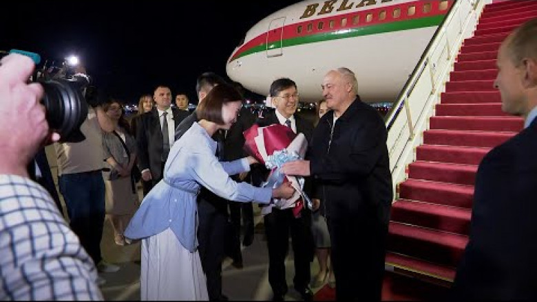 Как Президента Беларуси встречают в Китае (ВИДЕО)